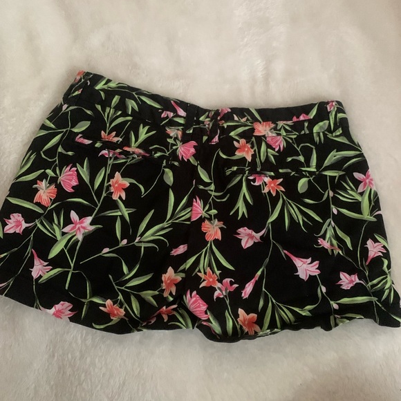 Gap women’s shorts - Picture 2 of 3